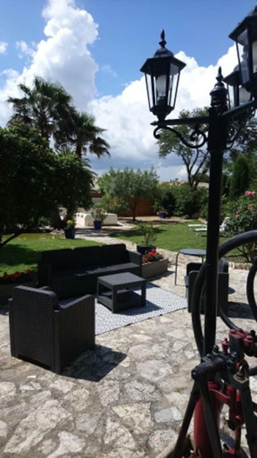 Au Jardin D'Amphora Bed & Breakfast Ginestas Екстериор снимка